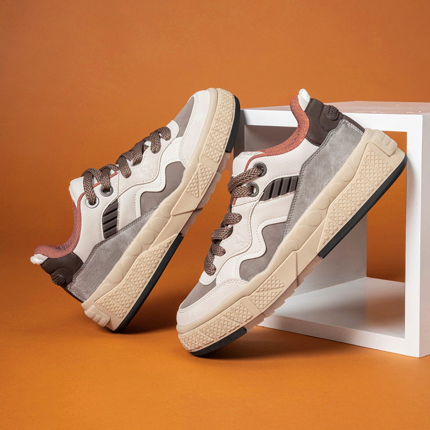 Lifestyle Sneaker Shoes for Men Elegantly Rounded Front