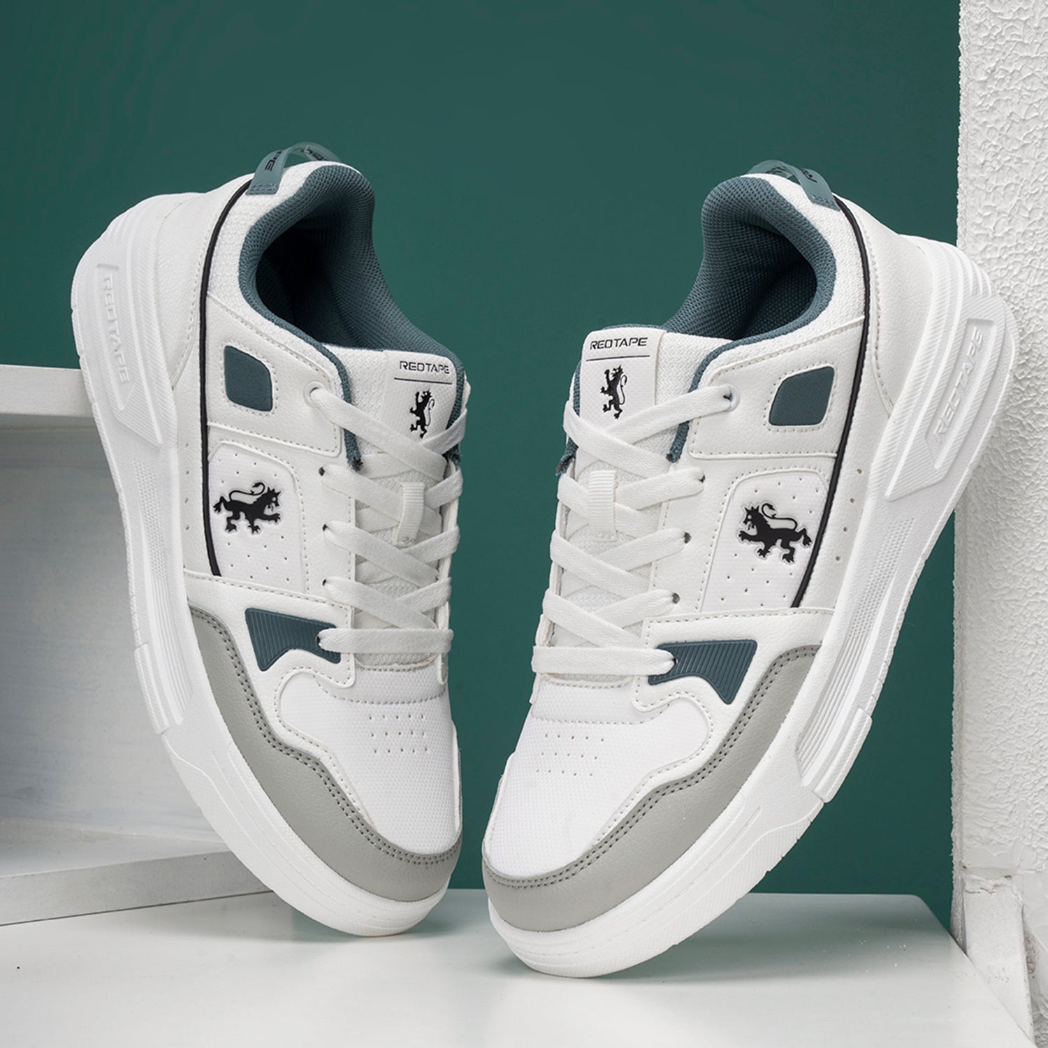 Casual Sneaker Shoes for Men Elegantly Rounded Front, Soothing