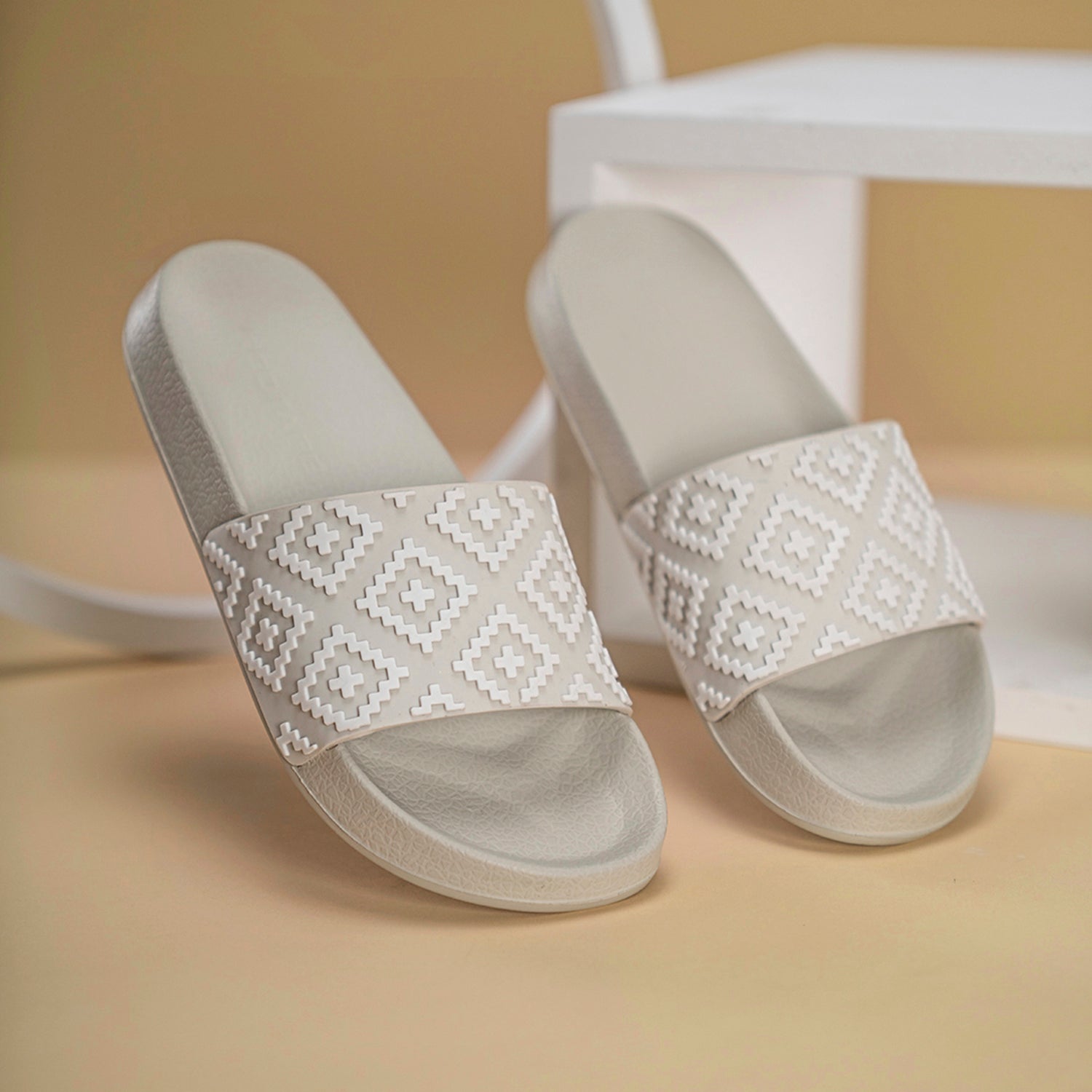 Beige/White